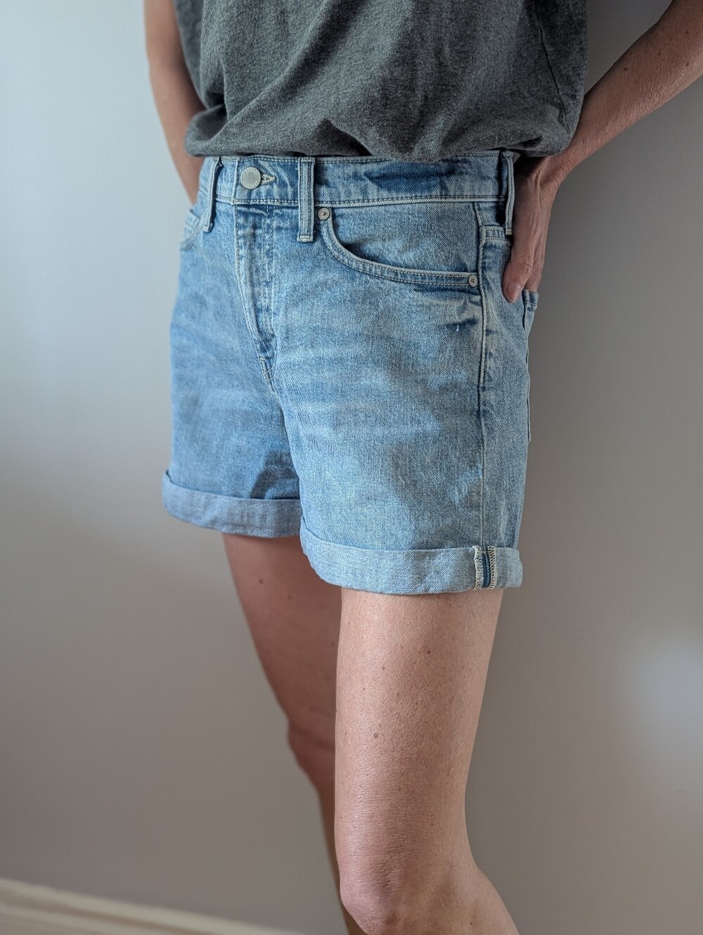 Banana Republic Light Blue Denim Roll-Cuff Women's Shorts.Size 28.